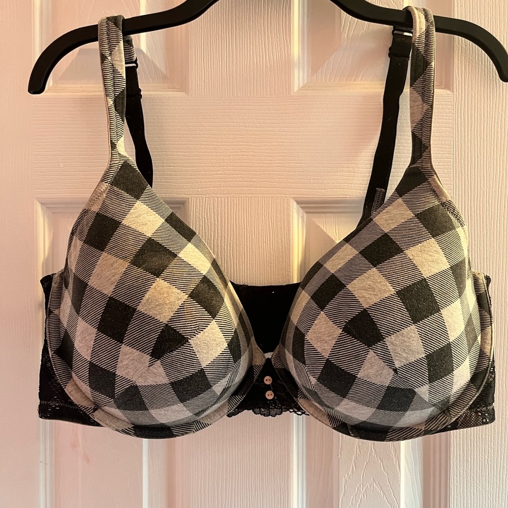Cacique 40DDD T-shirt bra with underwire, black and white